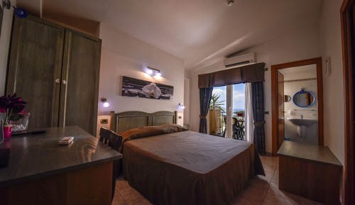 Habitación triple Royal, vistas al mar