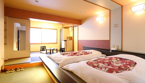 Habitación superior con 2 camas individuales, varias camas