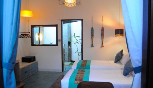 Habitación básica con 2 camas individuales, vistas al jardín