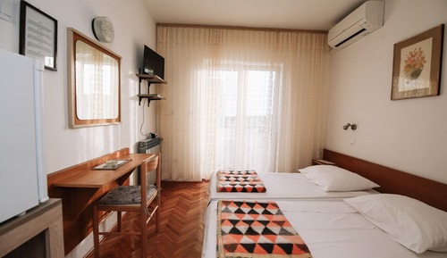 Habitación con 2 camas individuales, balcón, vistas al mar (room 2)