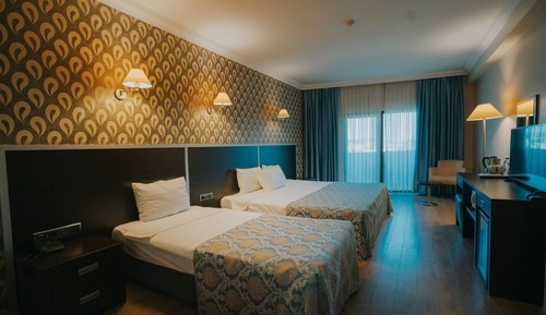 Habitación estándar con 1 cama doble o 2 individuales, vistas parciales al mar