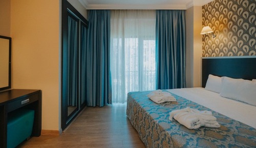 Suite junior, 1 cama de matrimonio grande con sofá cama, baño privado, vistas al jardín