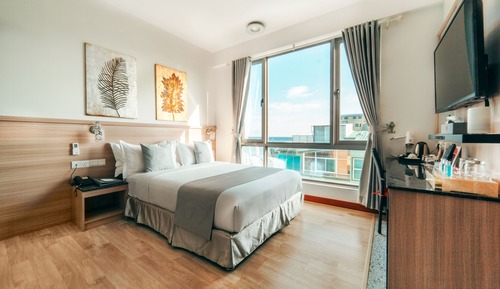 Habitación Deluxe, 1 cama de matrimonio, vistas parciales al mar, junto a la playa