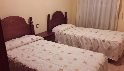 Habitación básica con 2 camas individuales, 2 camas individuales, baño compartido