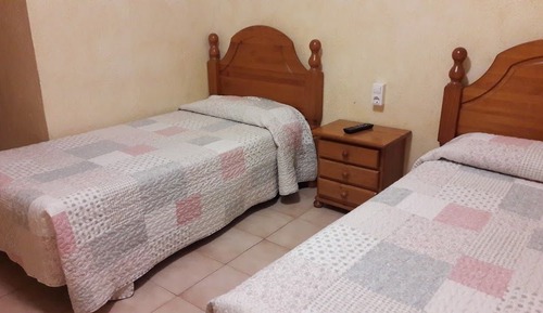 Habitación básica con 2 camas individuales, 2 camas individuales