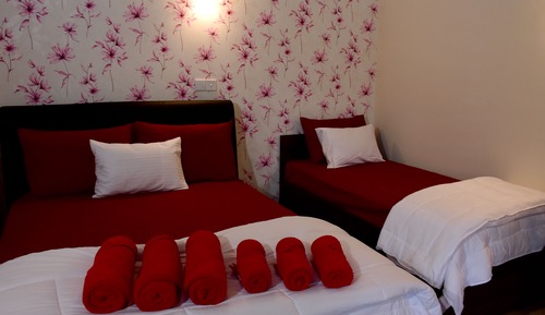 Habitación triple Deluxe, varias camas, baño privado, vistas a la montaña