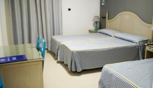 Habitación triple, vistas al mar