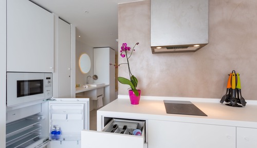 Suite, acceso a la piscina, planta baja y vistas al mar