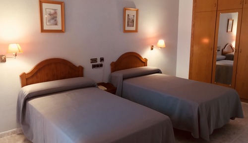 Habitación básica con 2 camas individuales