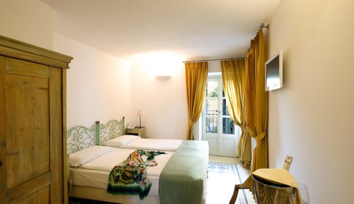 Habitación con 1 cama doble o 2 individuales, balcón, vistas parciales al lago