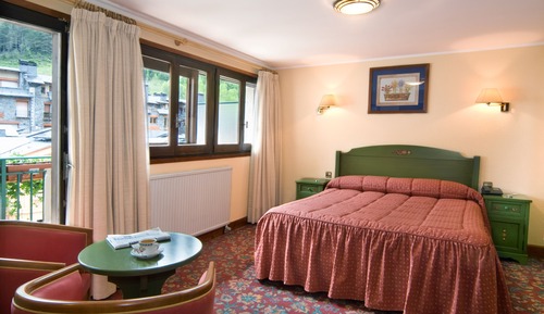 Habitación con 1 cama doble o 2 individuales, vistas al jardín