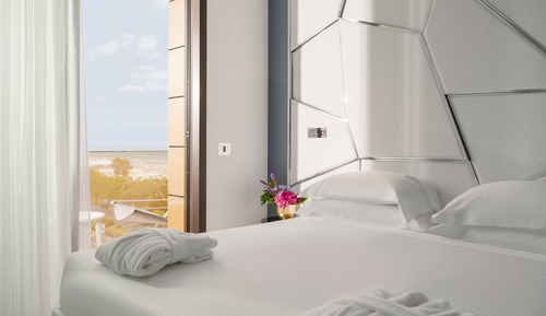Habitación doble superior, 1 cama de matrimonio grande, balcón, vistas parciales al mar