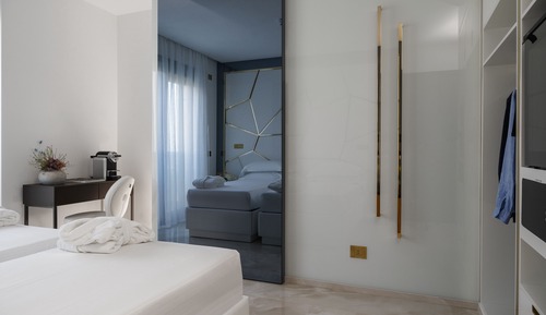 Habitación clásica con 1 cama doble o 2 individuales, vistas parciales al mar