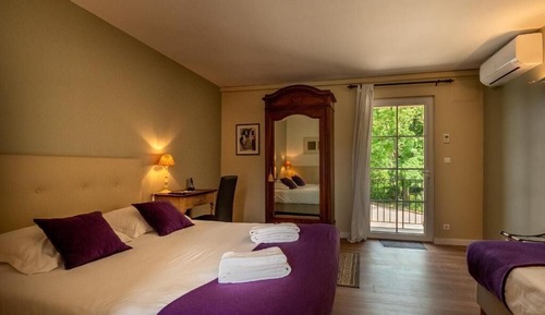Habitación superior con 1 cama doble o 2 individuales, en la zona del jardín
