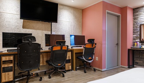 Room (3-person PC room (Netflix Wave availa)