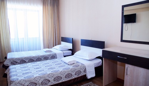 Habitación estándar con 1 cama doble o 2 individuales, baño compartido
