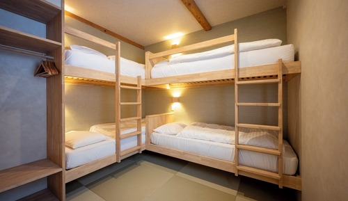Habitación superior, varias camas (A)