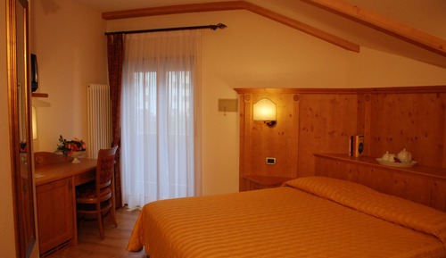 Habitación con 1 cama doble o 2 individuales, balcón, vistas a la ciudad (Gioia)