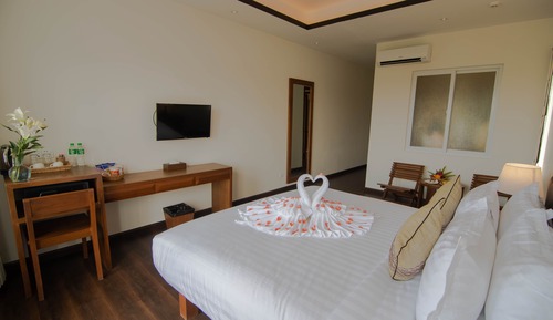 Habitación Deluxe con 1 cama doble o 2 individuales, vistas a la ciudad, junto a la piscina
