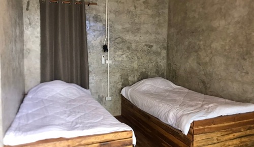 Habitación básica con 2 camas individuales