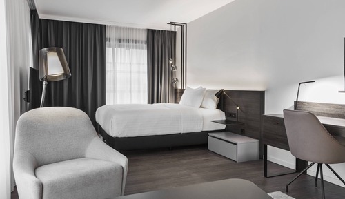 Estudio familiar, 1 cama de matrimonio con sofá cama, en esquina