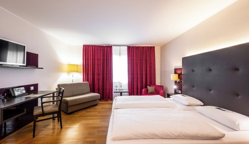 Habitación triple Confort, en la zona del jardín
