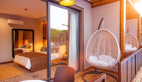 Habitación superior, acceso a la piscina, junto a la piscina