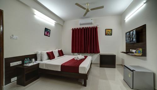 Habitación estándar doble, 1 cama de matrimonio grande, fumadores, vistas a la ciudad