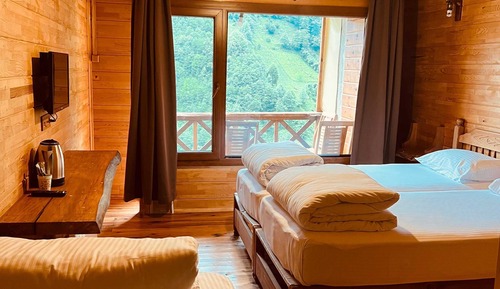 Habitación triple Deluxe, varias camas, balcón, vistas al río