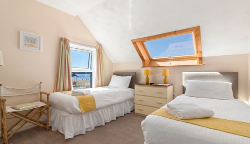 Habitación estándar con 2 camas individuales, baño privado, vistas al mar