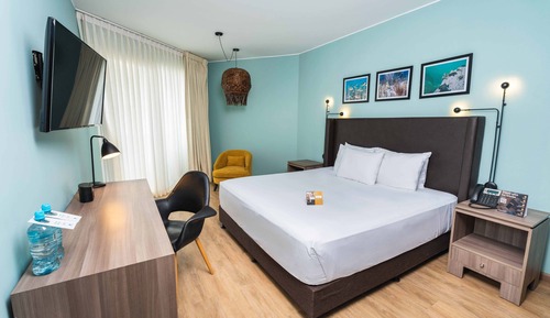 Habitación superior, 1 cama de matrimonio grande, balcón