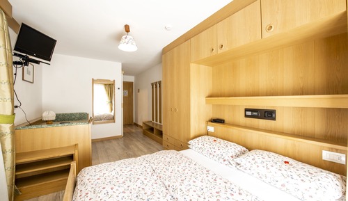 Habitación estándar con 1 cama doble o 2 individuales, balcón, vistas a la montaña