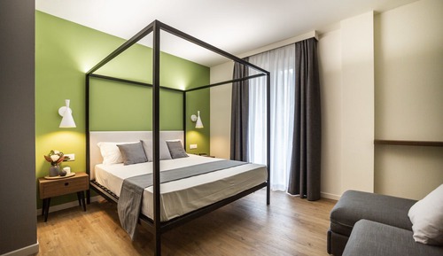 Habitación superior con 1 cama doble o 2 individuales, balcón, vistas al viñedo