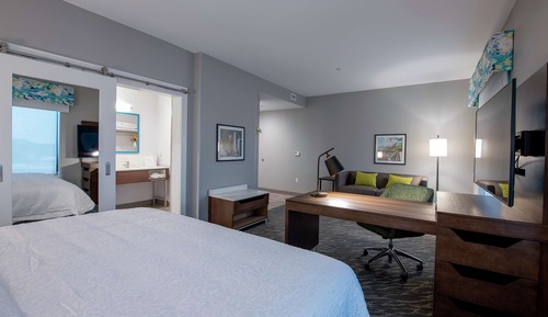 Estudio, 1 cama de matrimonio grande, frigorífico y microondas (Wet bar)
