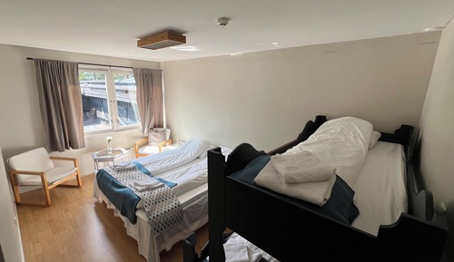 Habitación cuádruple familiar, varias camas, baño privado, junto a la montaña