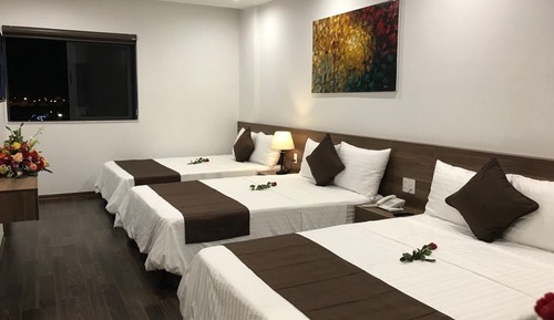 Habitación familiar, varias camas, balcón, vistas a la ciudad