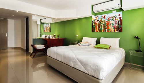 Suite (Shoshana)