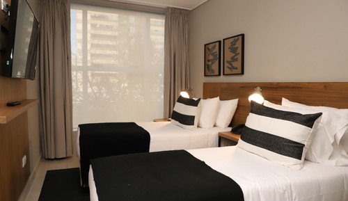 Habitación superior con 2 camas individuales, vistas a la ciudad