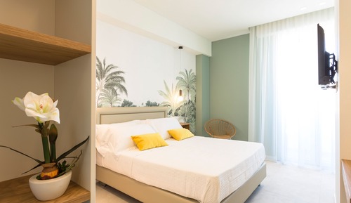 Habitación superior, vistas parciales al mar