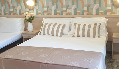 Habitación económica con 1 cama doble o 2 individuales, balcón, vistas al mar