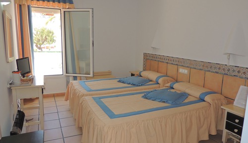 Habitación Doble Superior con terraza y vistas al mar