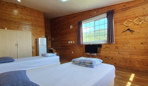 Habitación con 2 camas individuales, vistas parciales al mar