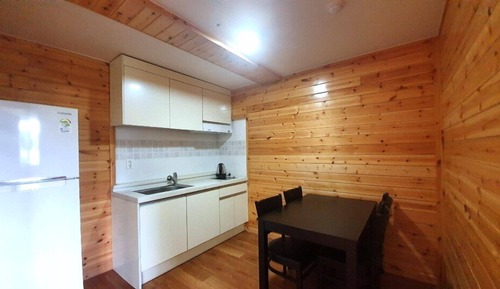 Habitación familiar (Ondol, Two Rooms)