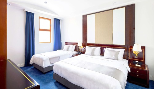 Suite Royal, varias camas, bañera de hidromasaje, vistas al mar