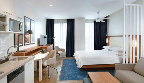 Estudio, 1 cama de matrimonio, vistas a la ciudad, en esquina