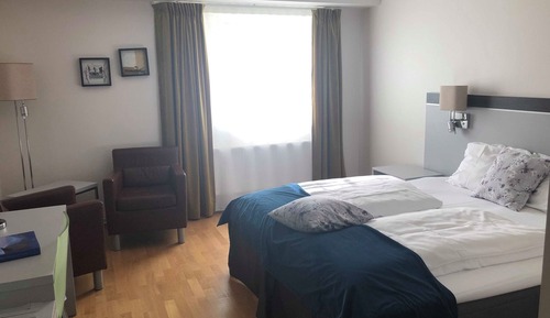 Habitación básica con 2 camas individuales, varias camas