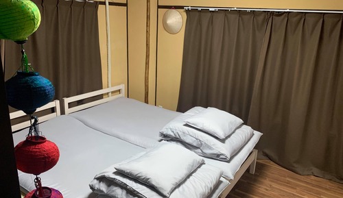 Habitación básica con 2 camas individuales