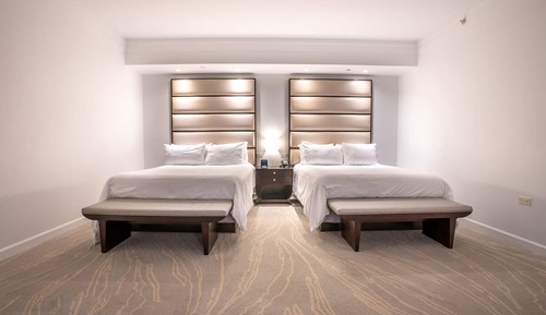 Suite junior, varias camas, cocina básica, vistas a la piscina