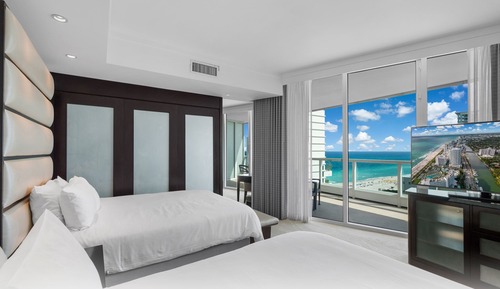 Suite junior, varias camas, balcón, vistas parciales al mar