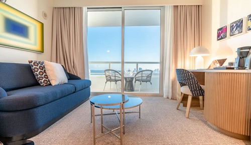 Suite junior, 1 cama de matrimonio grande con sofá cama, balcón, vistas parciales al mar